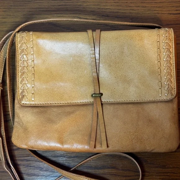 Lucky Brand BoHo Tan Caramel Flap Leather Crossbody Bag Purse Maximum Storage - Picture 1 of 11
